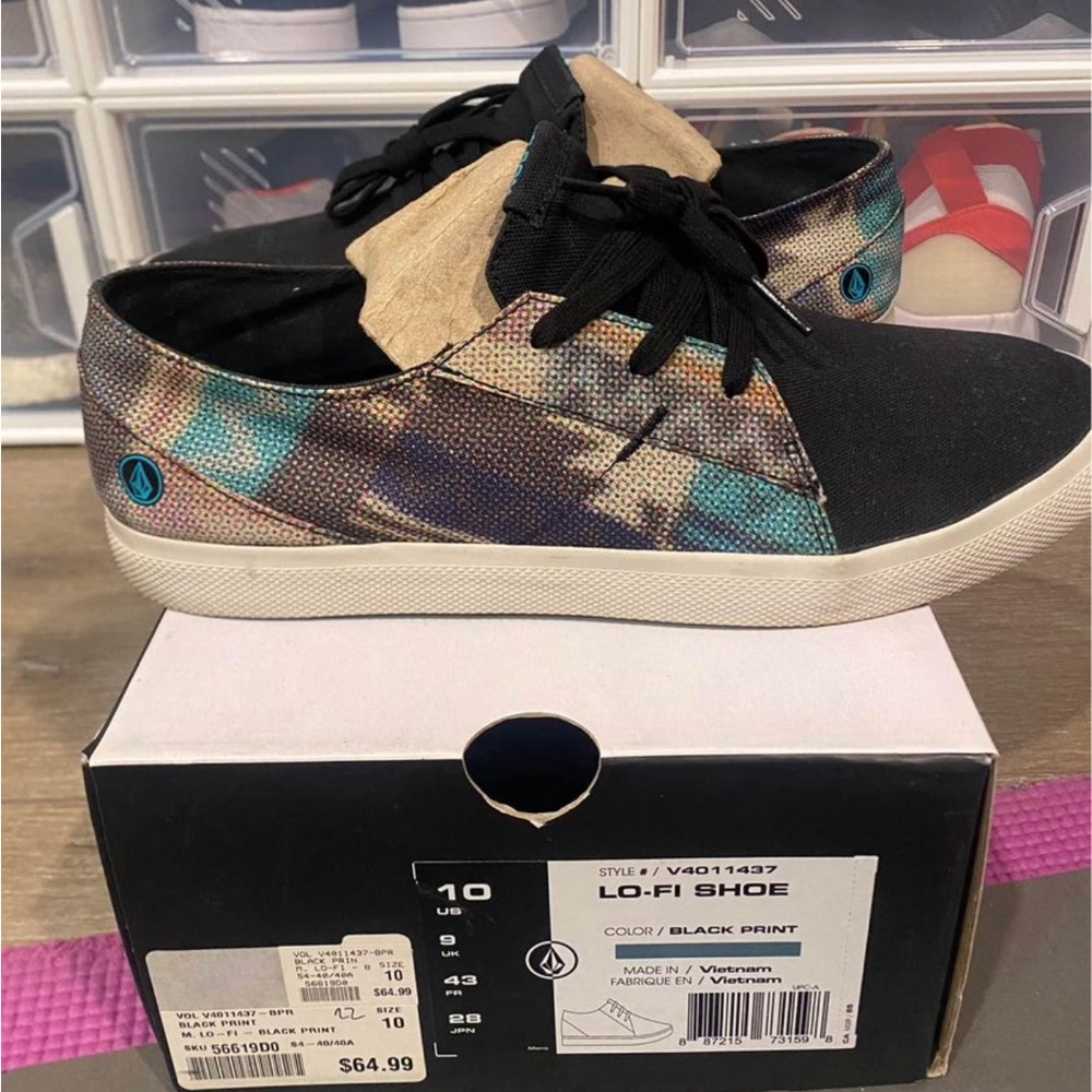 Volcom low top sneaker size 10